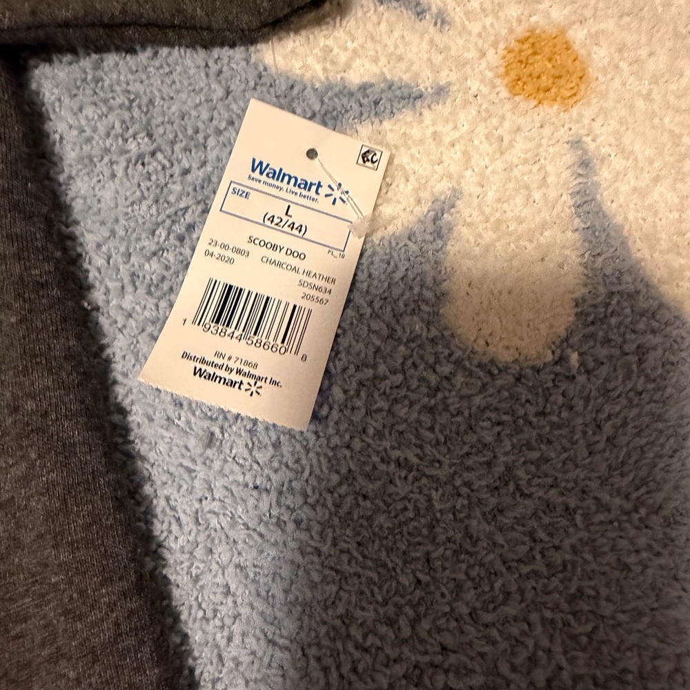 Scooby-Doo Festive Gray T-Shirt - Picture 3 of 3